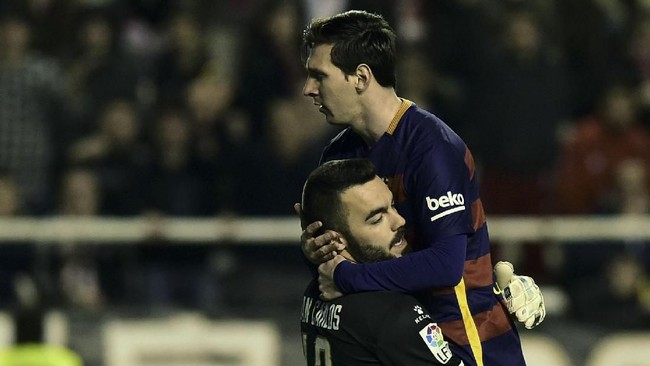 Kiper Lugo, Juan Carlos berhasil mencetak gol indah dari jarak 54 meter pada laga lawan Sporting Gijon di segunda division alias LaLiga 2.