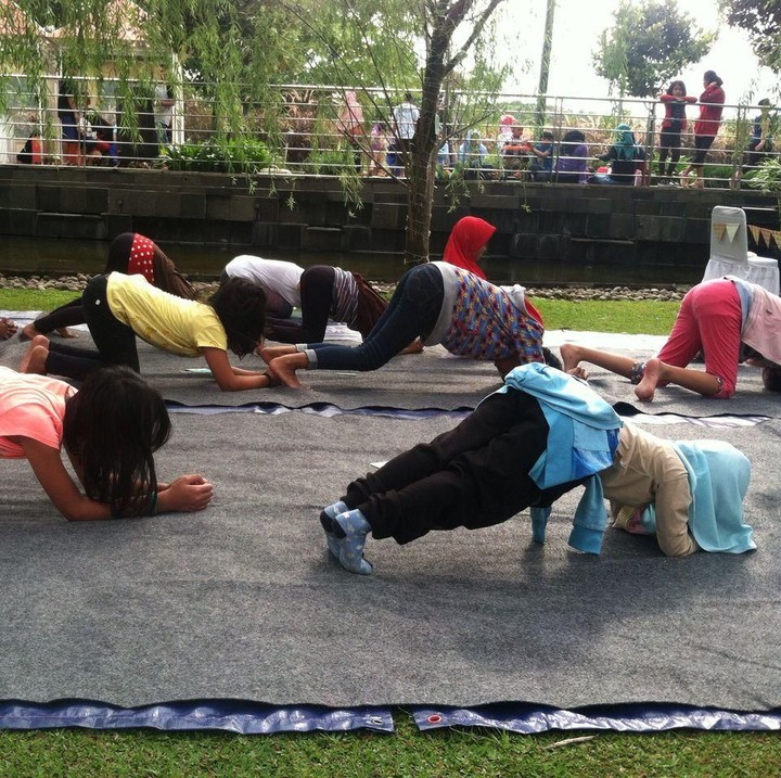 <p>Anak-anak tampak merasa senang dan bersemangat untuk melakukan gerakan yang ada pada kartu yoga selanjutnya.</p>