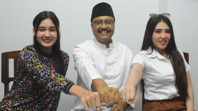 Gus Ipul merangkul penyanyi dangdut Via Vallen untuk mendukungnya pada Pilgub Jatim 2018. Via akan menyanyikan lagu kampanye 'Kabeh Sedulur Kabeh Makmur.'