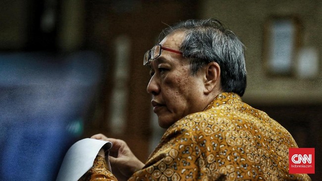 KPK menahan tersangka kasus korupsi proyek e-KTP Made Oka Masagung setelah pemeriksaan terkait aliran dana proyek tersebut, Rabu (4/4).