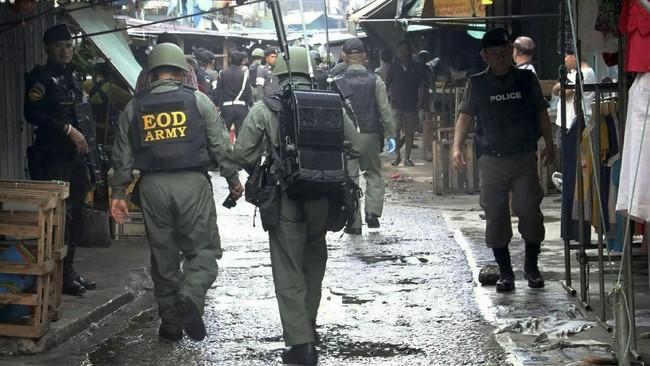 Dua tentara Thailand yang menembak mati tiga warga Muslim sedang merambah hutan di Provinsi Narathiwat menjadi tersangka.