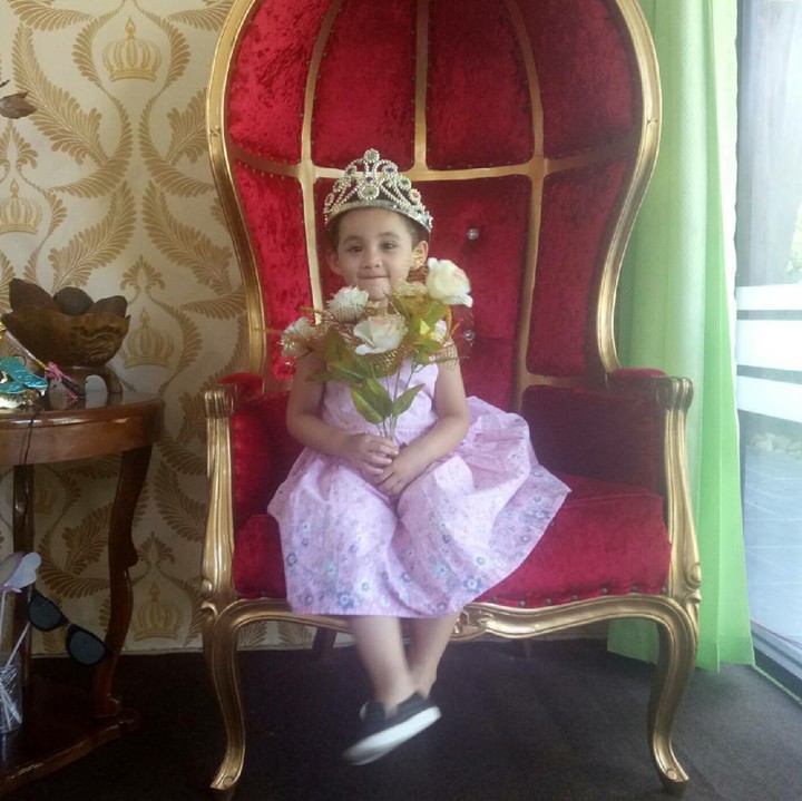 <p>Wah, Keisha lagi berpose jadi princess nih. Tambah imut aja deh kamu, Nak. (Foto: Instagram/ @arumi_arumi_94)</p>