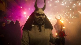 FOTO: Menari dengan 'Iblis' dalam Correfoc di Spanyol
