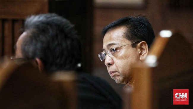 Setya Novanto kukuh mengaku tak menerima uang dari proyek e-KTP, meski dua mantan pejabat Kemendagri menyebut ia telah terima uang tersebut.