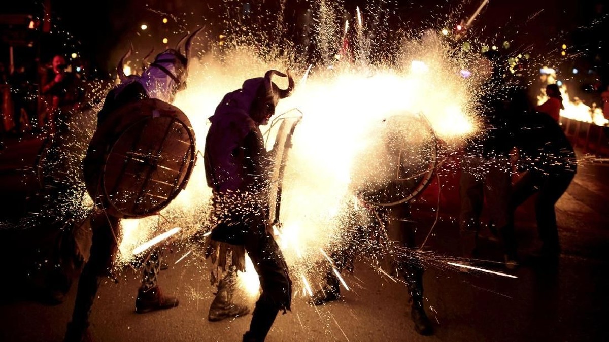 FOTO: Menari dengan 'Iblis' dalam Correfoc di Spanyol