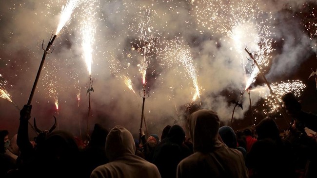 FOTO: Menari dengan 'Iblis' dalam Correfoc di Spanyol