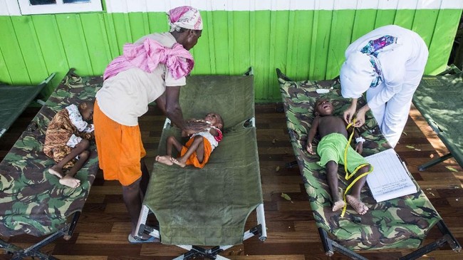 Bupati Asmat Elisa Kambu menilai opsi terbaik adalah merevitalisasi pemukiman warga serta perkampungan di distrik terdampak campak serta gizi buruk.