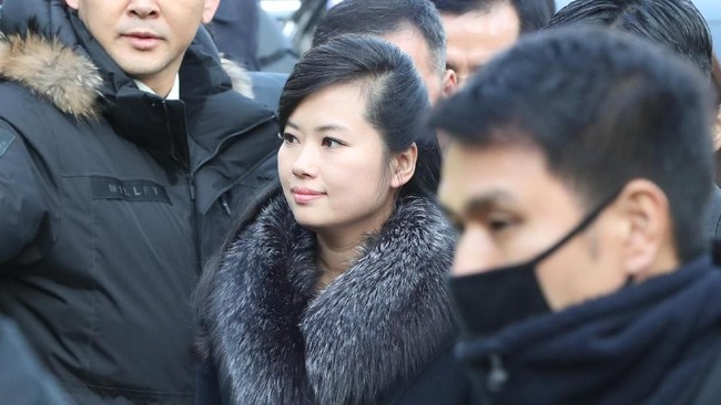 Delegasi Korut menjadi sorotan dalam persiapan Olimpiade di Korsel. Bukan hanya karena isu perdamaian, tapi juga kehadiran Hyon Song Wol di tengah delegasi itu.