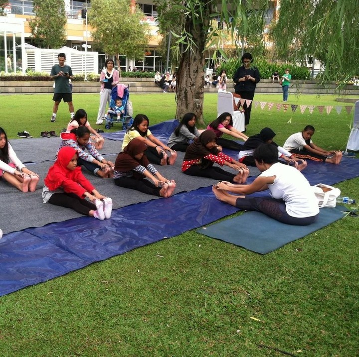 <p>Wah, anak-anak fokus juga ya menirukan gerakan yoga sang instruktur. Tak kalah kan dengan orang dewasa?<br /><br /></p>
