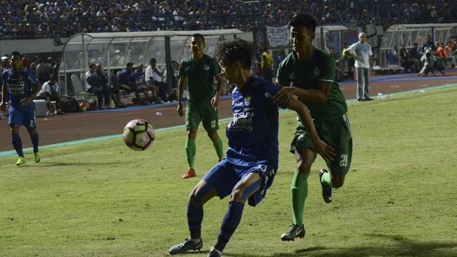 Persib Bandung mendapat denda Rp10 juta dari Panitia Disiplin Piala Presiden 2018 akibat oknum suporter yang menyalakan flare saat laga melawan PSMS.