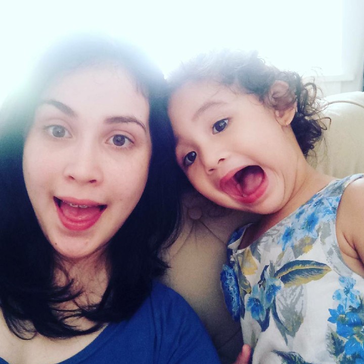 <p>Pose kompakan sama bunda kayak gini bikin Keisha makin lucu. (Foto: Instagram/ @arumi_arumi_94)  </p>