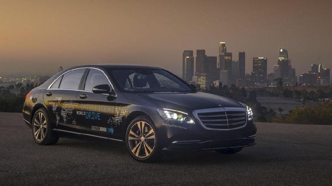 Mercedes-Benz kian menunjukkan sebagai perusahaan yang lebih maju dengan menguji coba mobil otonom.