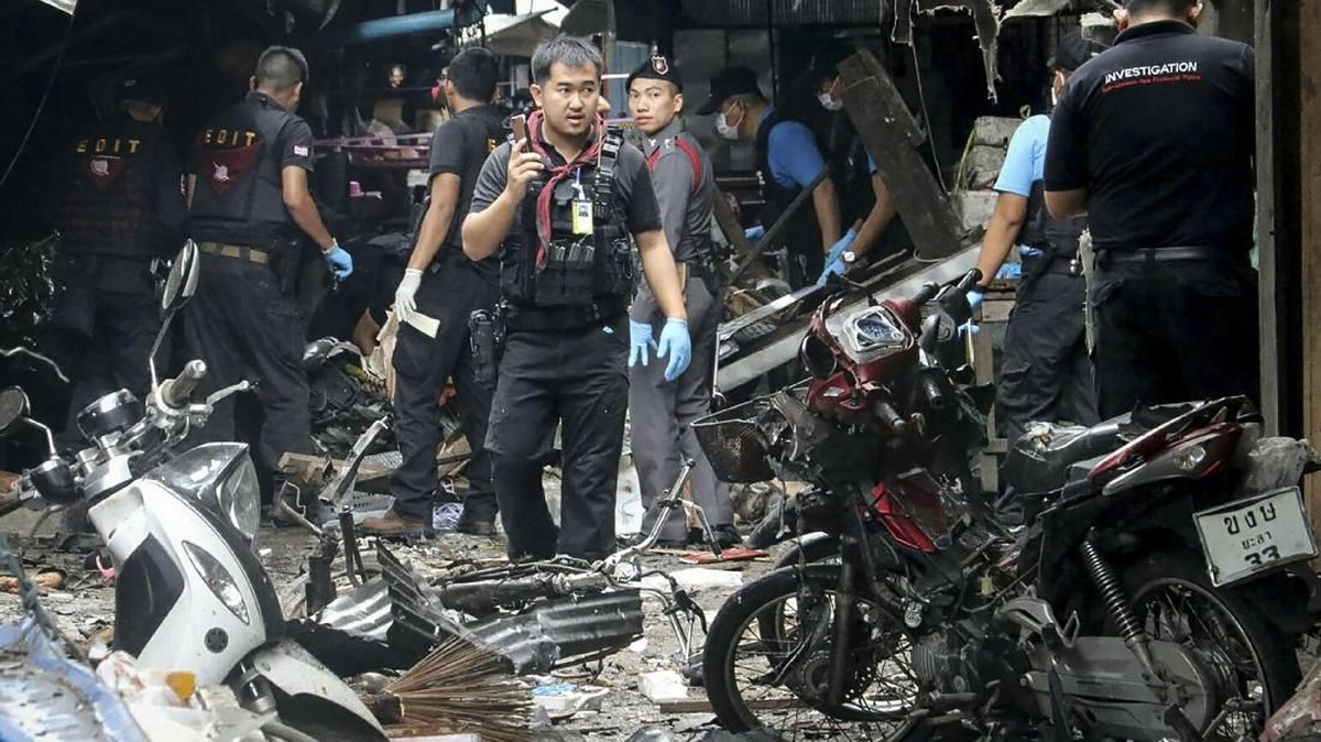FOTO: Kerangka Motor Sisa Bom di Pasar Thailand