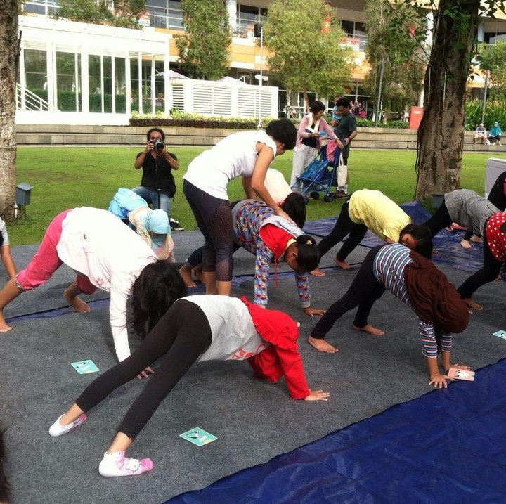 <p>Kyra menggunakan metode kartu yoga. Hal ini digunakannya agar gerakan yoga mudah dicerna anak-anak.</p>