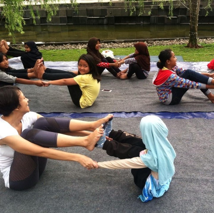 <p>Tak ada bosan-bosannya nih mereka menirukan berbagai macam gerakan. Lihat saja senyum yang terpancar dari wajah mereka.</p>