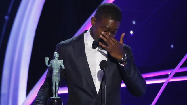 Setelah menjadi aktor kulit hitam pertama yang memenangi salah satu kategori di Golden Globes, Sterling K. Brown mencetak sejarah yang sama di SAG Awards.
