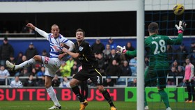 Fan Diduga Kencingi Botol Minum Kiper QPR di Liga Inggris