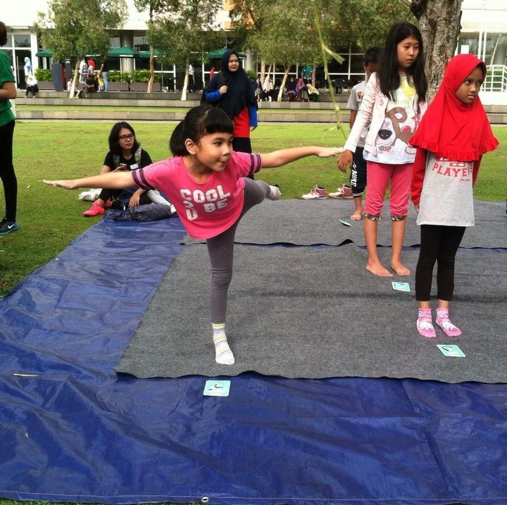 <p>Lihat nih, Aurel, salah satu anak yang melakukan gerakan yoga menirukan gerakan seperti pesawat terbang.</p>