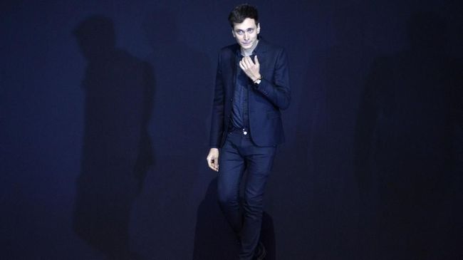 Desainer Hedi Slimane didapuk menjadi direktur kreatif Céline, grup LVMH. Ini mengejutkan karena sebelumnya ia bekerja di Saint Laurent, label rival grup LVMH.