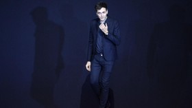 Pindah ke Celine, Desainer Hedi Slimane Tuai Kritik