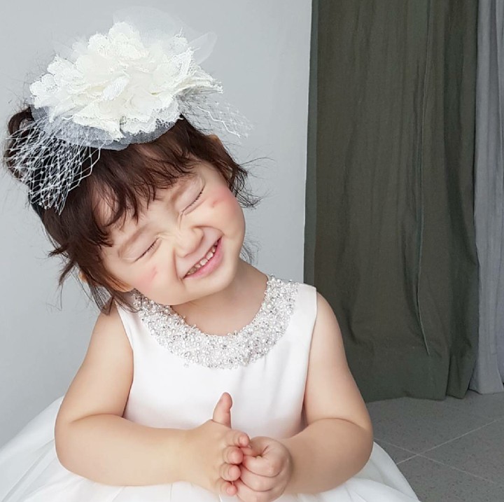 Aih, nyengirnya lucu banget. (Foto: Instagram @kim_misa)