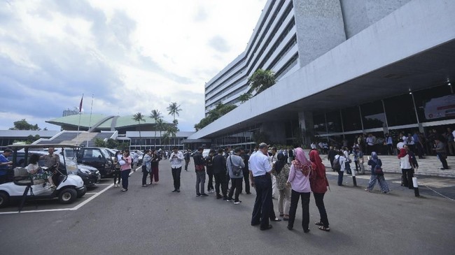 Kemarin gempa melanda Banten, Jakarta, dan sekitarnya. Tips berikut ini akan membantu mengamankan diri saat terjadi gempa bumi.