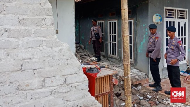 Gempa bumi terus mengguncang Kabupaten Lebak Banten sejak 23 Januari 2018. BMKG mencatat 53 gempa susulan terjadi di Lebak. Ribuan rumah rusak akibat gempa.