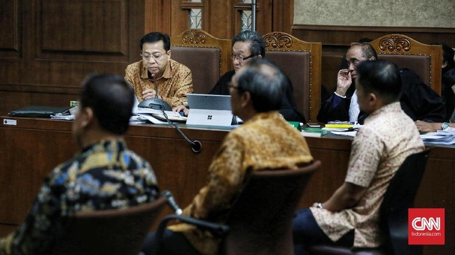 Dalam sidang e-KTP dengan terdakwa Setnov, jaksa bertanya kepada saksi yakni mantan Dirut Perum PNRI soal pencantuman parpol dalam analisis risiko proyek e-KTP.