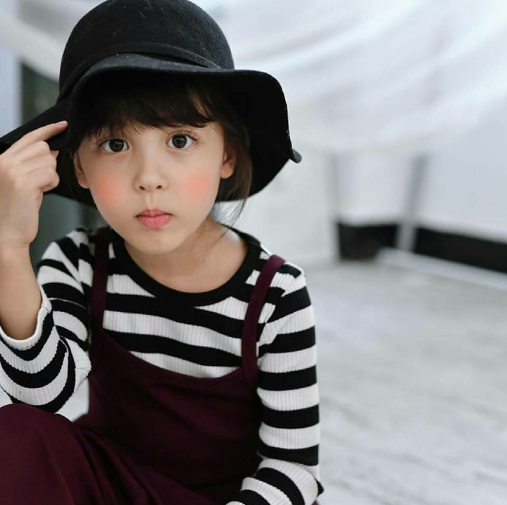 Tanpa senyum, bocah ini tetap manis. (Foto: Instagram @kim_misa)