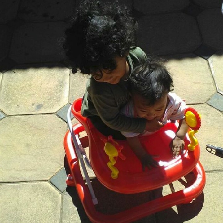 <div>Sang adik sampai trauma 'ditumpangi' kakaknya. (Foto: Instagram @yumnaagherdien)</div>