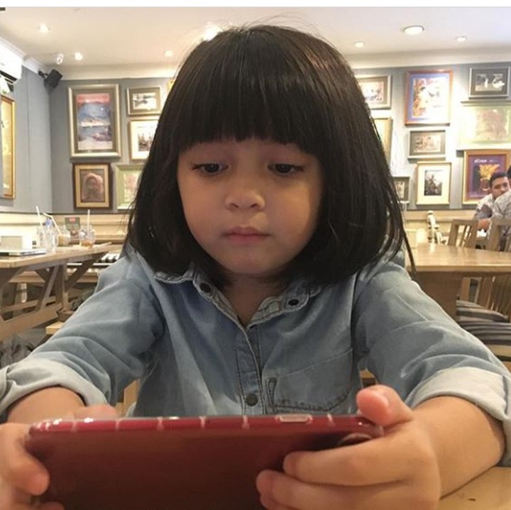 <p>Sienna terpaku melihat baby shark, hi hi... (Foto: Instagram @benkasyafani)</p>