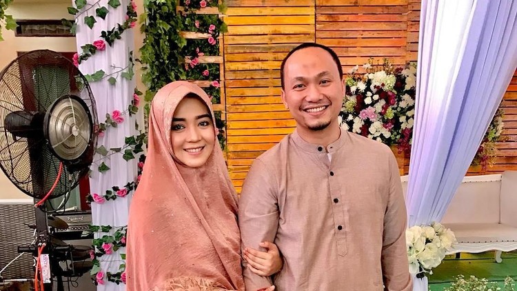 Gaya Hijab Syari Nuri Maulida Kondangan