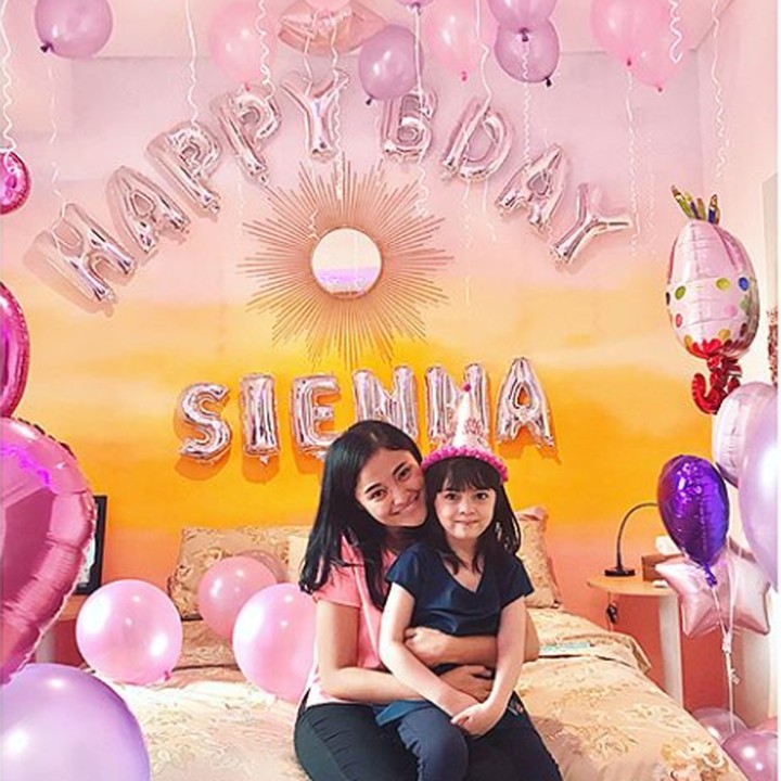 <p>Sienna Ameerah Kasyafani sudah berumur lima tahun nih. Wah senangnya merayakan ulang tahun dengan Ibu Marshanda. (Foto: Instagram @marshanda99)</p>