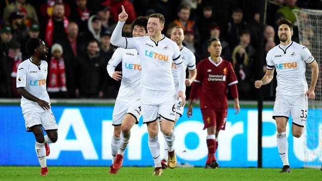 Swansea City sukses mengalahka Liiverpool 1-0 berkat satu-satunya gol yang dicetak bek tim tuan rumah, Alfie Mawson, pada menit ke-40.