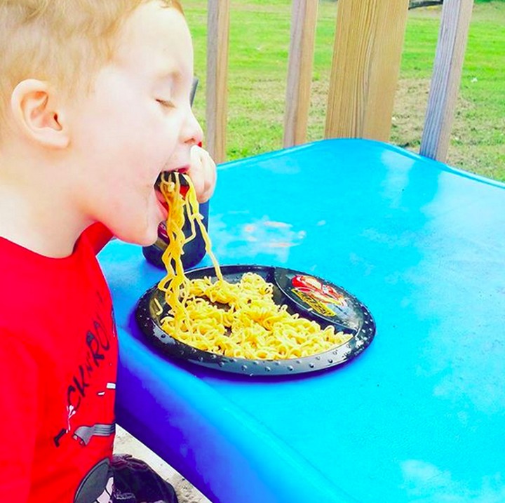 <div>Lihat anak ini menyuap mi, bisa-bisa kita langsung ke dapur bikin mi nih, Bun. (Foto: Instagram/ @mindyrayeparker)</div>