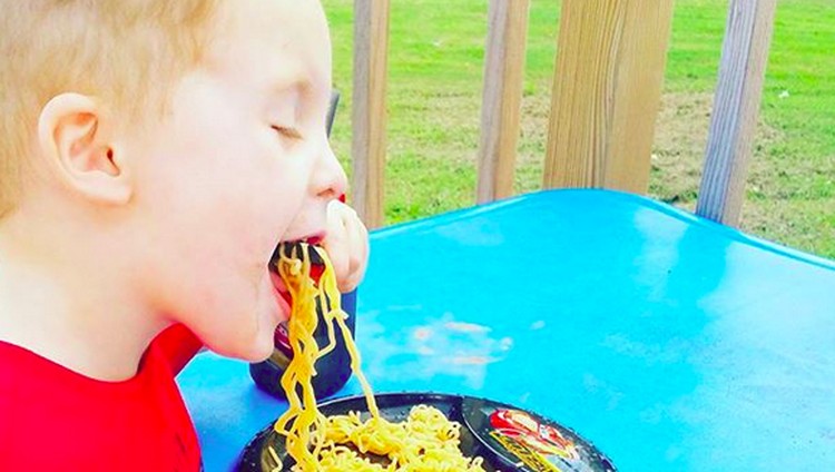 Jangan Salah, Anak Juga Bisa Terkena Emotional Eating Lho Bunda Emotional eating atau makan secara emosional kebanyakan didapati pada orang dewasa. Eits, jangan salah, anak-anak juga bisa kena lho, Bun.