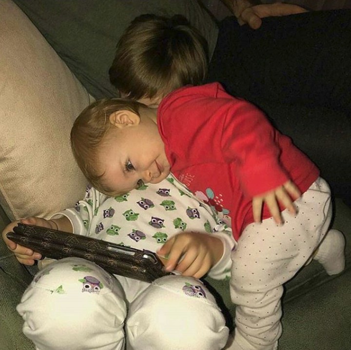 <div>"Kak, permisi dong aku juga mau lihat," kata adik. (Foto: Instagram @cute.babies)</div><div> </div>