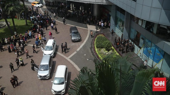 Pengguna internet membagikan kabar sejumlah gedung dan bangunan retak usai digencang gempa.