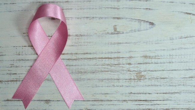 Kanker payudara merupakan masalah besar bagi masyarakat khususnya wanita di Indonesia. Kenali lebih dekat gejala dan cara mengobati penyakit ini.