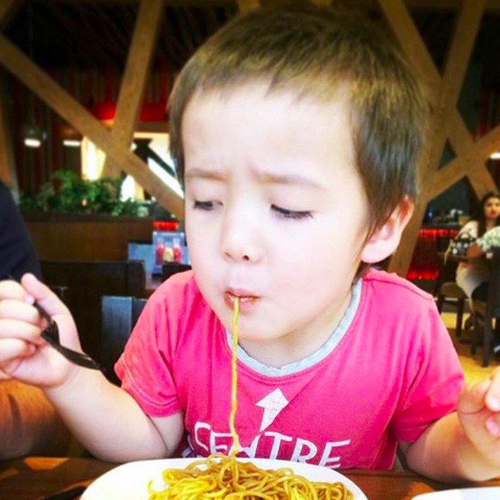 <div>Kira-kira, apa ya yang lagi dipikirkan anak ini saat menyantap mi-nya? (Foto: Instagram/ @jujudaejee)</div>