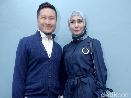 Manfaat Kerja Bareng Pasangan Seperti Arie Untung dan Istri