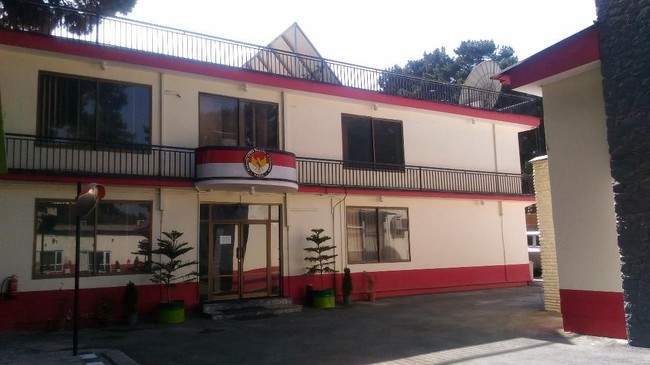 Ledakan bom ambulans yang menewaskan 95 orang dan melukai 195 lainnya terjadi sekitar 500 meter dari KBRI Kabul, menjelang lawatan Jokowi ke Afghanistan.