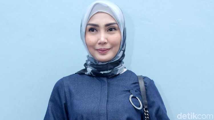 Supaya anak-anaknya nggak malas sarapan, ada trik yang diterapkan Fenita Arie.
