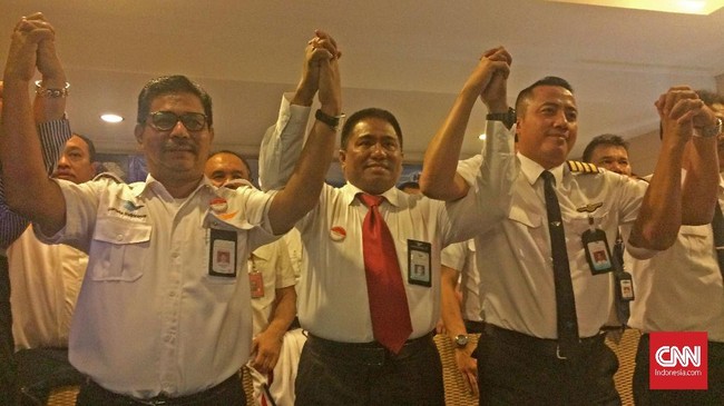 Karyawan dan Pilot Garuda Indonesia mendesak Presiden Joko Widodo memangkas jumlah anggota direksi karena bertentangan dengan keinginan efisiensi perseroan.
