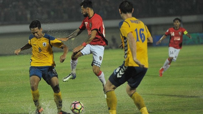 Kapten Bali United, Fadhil Sausu mengatakan Bali United sempat kesulitan main di rumput sintetis usai timnya imbang 1-1 lawan tuan rumah Global Cebu.