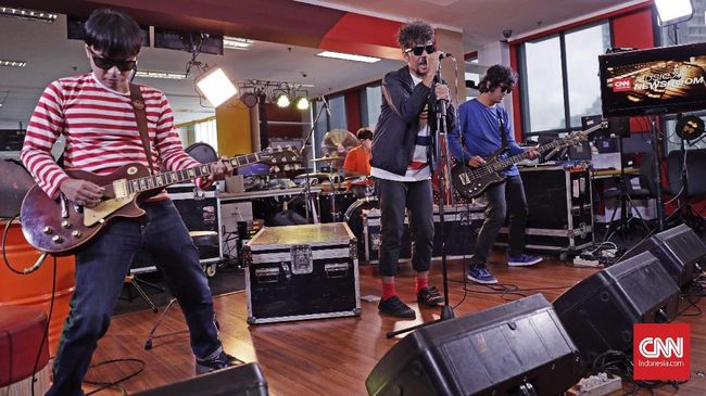Grup musik The Upstairs kembali hadir membawa kesenangan khas mereka yang berwarna-warni dan unik.