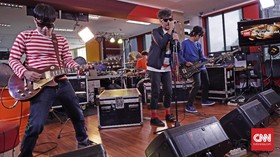 Serba Retro ala The Upstairs di Klip 'Semburat Silang Warna'