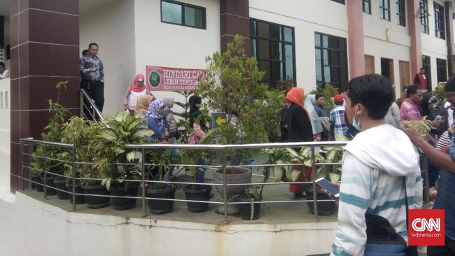 Agenda sidang yang sedianya digelar di PN Serang, Banten, ini dibatalkan lantaran gempa. Hakim dan para tahanan keluar untuk menyelamatkan diri.