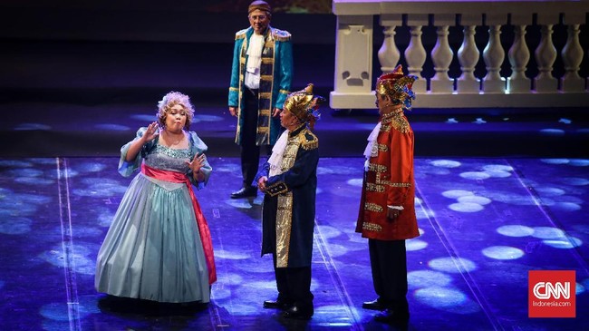Pementasan teater berjudul Satyam Eva Jayate mengadaptasi kisah Ramayana. Lakon ini bercerita soal perebutan kekuasan, namun ditampilkan secara jenaka.