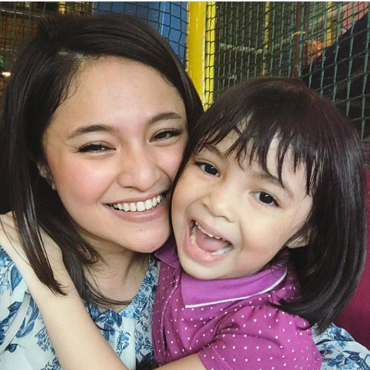 <p>Senyum ibu dan anak ini sama-sama manis. (Foto: Instagram @marshanda99)</p>